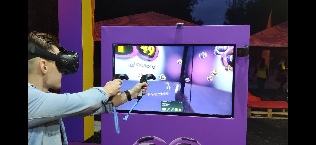 Посетитель играет в VR-игру Столото